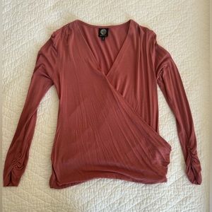 Wrap style top. Stretchy material. Fitted.